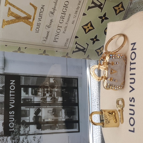 Auth 💜Louis Vuitton #320 lock& key 🔐W/ NEW Bling fashion bag charm. - Picture 3 of 7